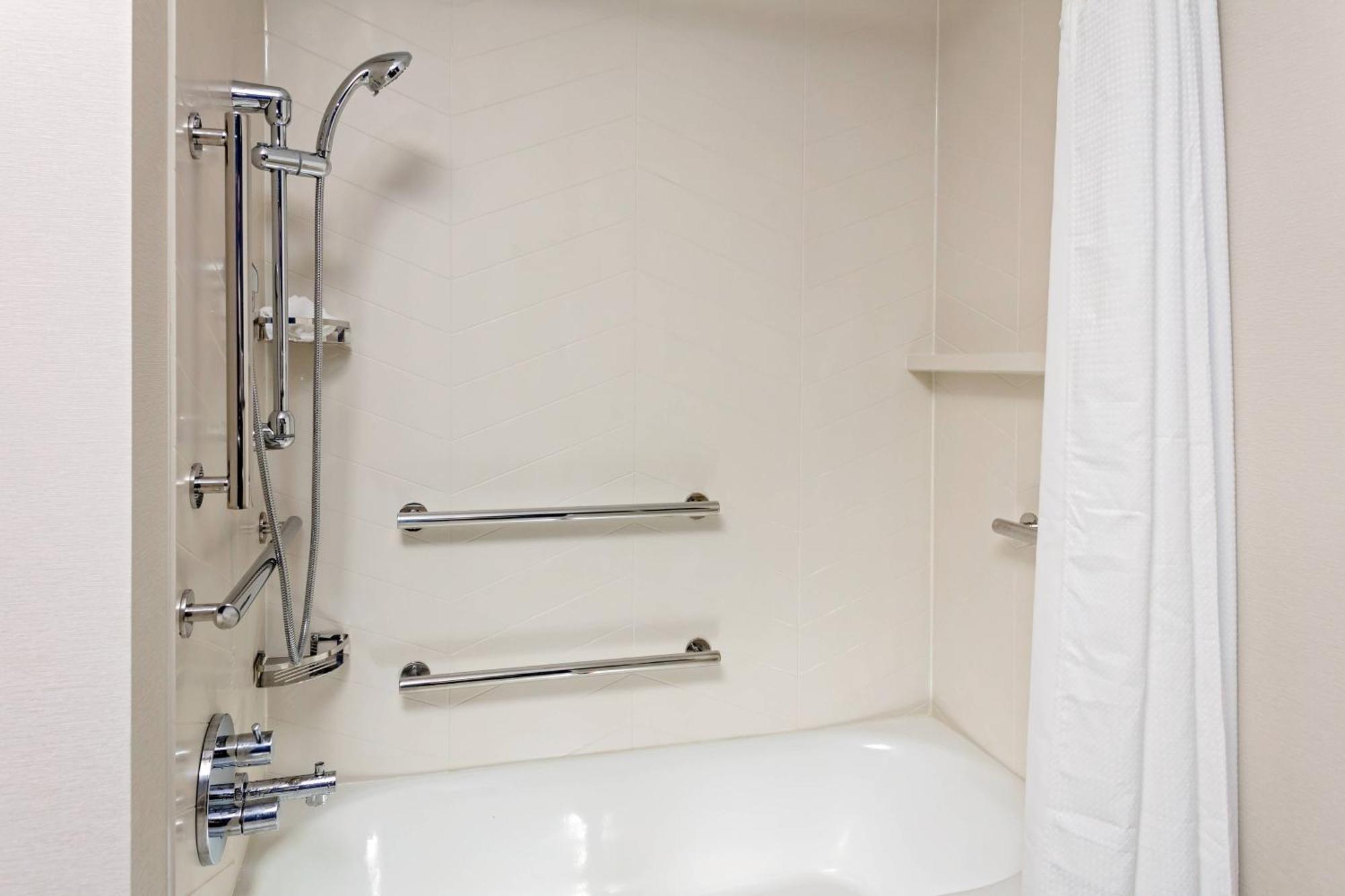 Fairfield By Marriott Waterfront Hotel 2*